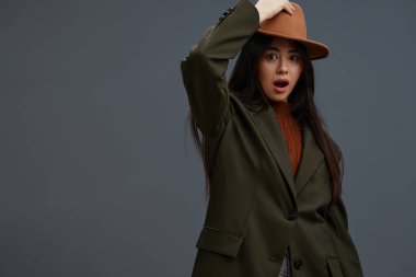 Portre kadını cazibeli poz veren bir gülümseme çekici zarif bir tarz yaşam tarzı.