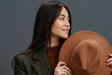 Esmer kahverengi şapkalı el, moda duyguları stüdyo modelini işaret eder.