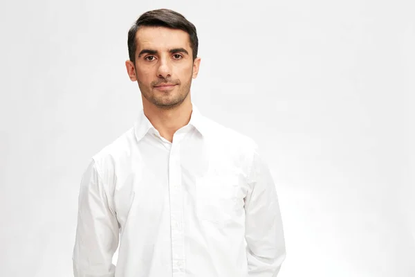 Homme d'affaires portrait en chemises blanches geste main copier-espace fond isolé — Photo