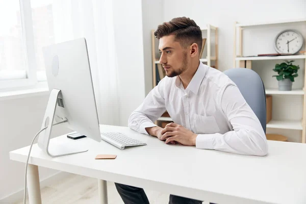Hommes d'affaires assis à un bureau devant un ordinateur avec un poste de travail au clavier — Photo