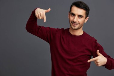 Süveter giymiş yakışıklı bir adam zarif duygular içinde soyutlanmış bir arka plan.