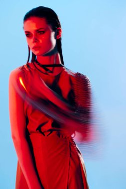 Zırhlı zırhlı çekici bir kadın zırhlı zırhı koruyor.