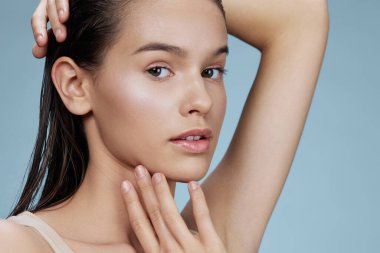 Güzel bir kadın cilt bakımı cazibesine dokunur stüdyo görüntüsü verir.