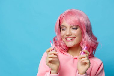 Genç kadın dudak boyuyor Parlak Kozmetik Yaşam Tarzı Moda