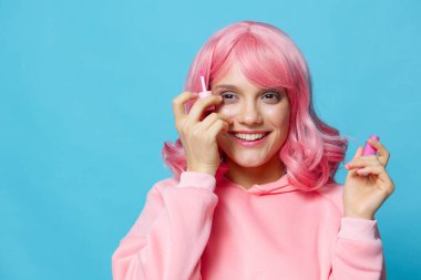 Portre kadın dudak parlatıcısı makyaj pembe saç yaşam tarzı
