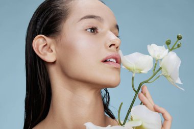 Kadın beyaz çiçek cazibesi saf ten yalıtılmış arka plan