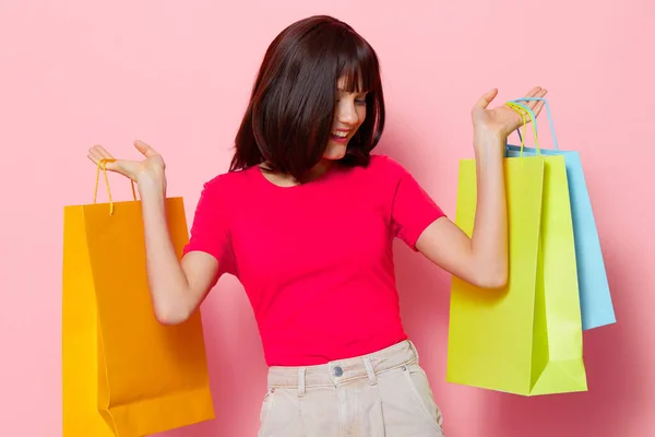 Όμορφη γυναίκα με πολύχρωμες τσάντες ψώνια Lifestyle μόδας — Φωτογραφία Αρχείου