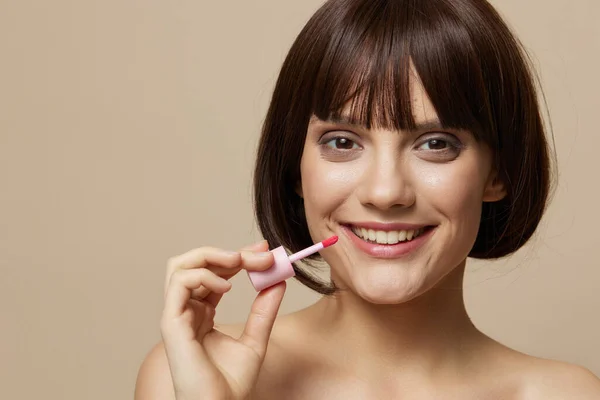 Porträt Frau Lächeln Lippe Make-up Charme Kurzhaarschnitt isoliert Hintergrund — Stockfoto