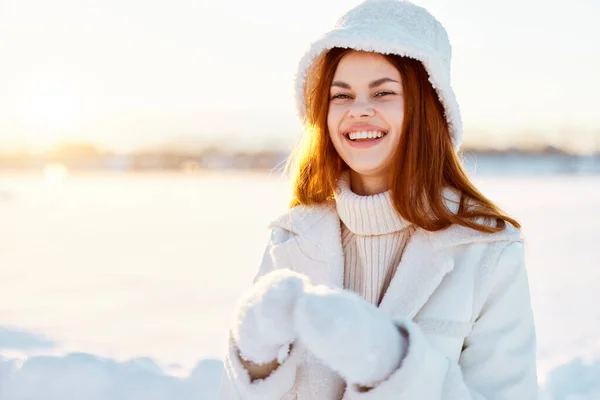 Молодая женщина в белом пальто в шляпе зимний пейзаж прогулка образ жизни — стоковое фото