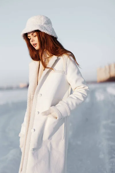 Junge Frau Winterkleidung zu Fuß Schnee kalten Urlaub Lifestyle — Stockfoto