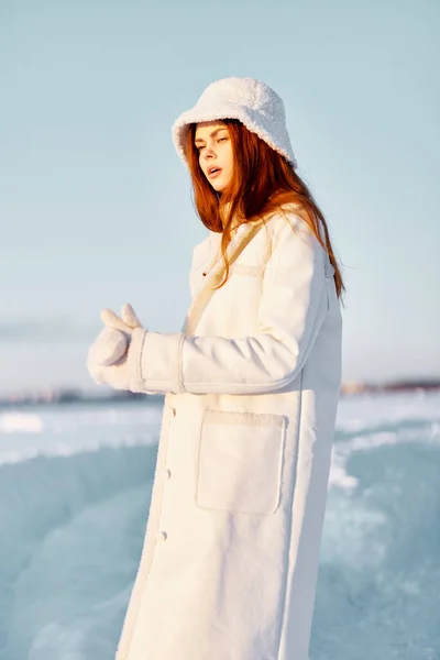 若い女性冬の天気雪は自然の残りのライフスタイルをポーズ — ストック写真