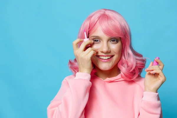 Πορτρέτο γυναίκα lip gloss μακιγιάζ ροζ μαλλιά Lifestyle μόδα — Φωτογραφία Αρχείου