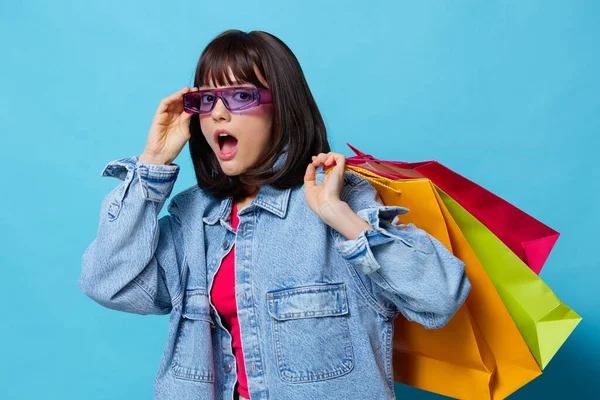 Güzel kadın gülümsemesi renkli paketler mutluluk izole bir arka plan