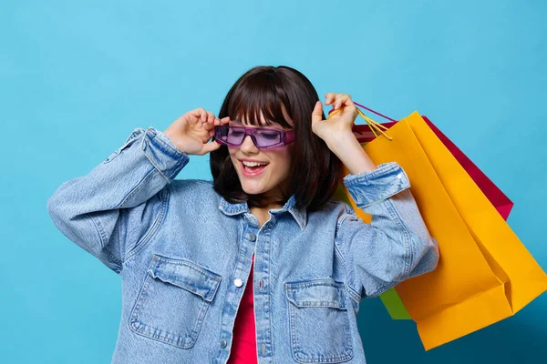 Mulher em óculos de sol compras emoções posando alegria Estilo de vida moda — Fotografia de Stock