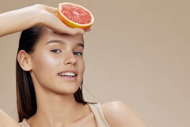 Güzel kadın greyfurt vitaminleri sağlık kozmetolojisi izole edilmiş arka plan