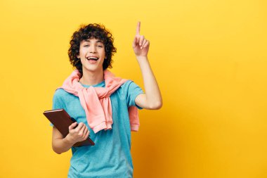 Arka planda not defteri olan mavi tişörtlü adam.