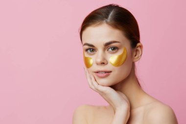 Portre kadını altın yamalar, temiz cilt gülümsemesi izole edilmiş arka plan.