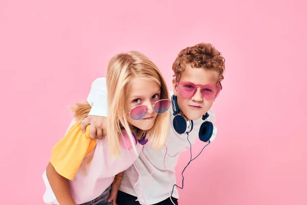 Portret dziewczyny i chłopca w okularach przeciwsłonecznych bawić się z przyjaciółmi casual dzieci mody — Zdjęcie stockowe