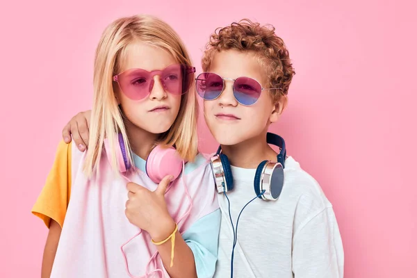 Feliz casal criança em óculos de sol se divertir com amigos conceito de estilo de vida infantil — Fotografia de Stock