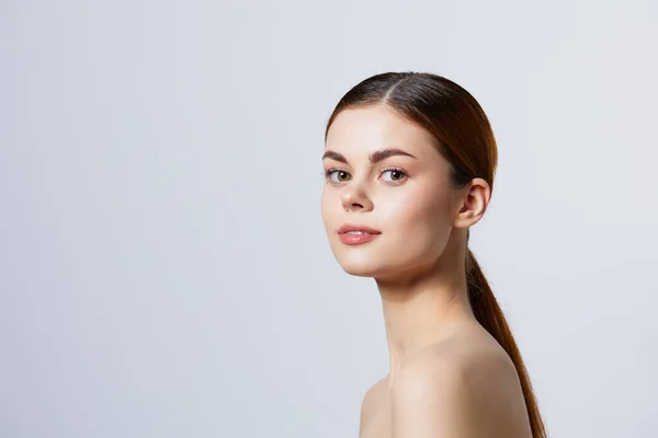 Junge Frau rote Haare nackte Schultern Kosmetik Hautpflege Nahaufnahme Lifestyle — Stockfoto