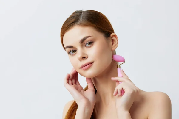 Frau rosa Quarz Roller Hautpflege Massage nackten Schultern isoliert Hintergrund — Stockfoto