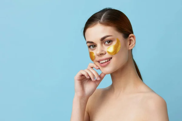 Potret wanita kulit perawatan wajah patch bahu telanjang kebersihan biru latar belakang — Stok Foto