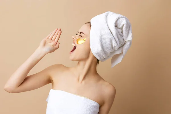Wanita cantik patch rejuvenation kulit peduli menyenangkan setelah mandi beige latar belakang — Stok Foto