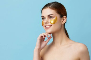 Kadın altın yamalar temiz ten tebessümü yakın plan hayat tarzı pozu veriyor