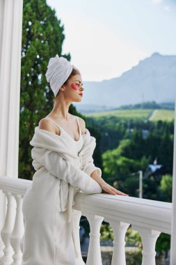 Yüzünde yamalar olan çekici genç bir kadın doğaya hayrandır.