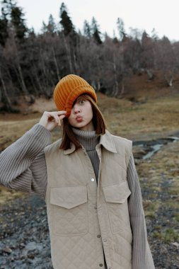 Turist eğlencesi sonbaharda seyahat, temiz hava, doğa eğlencesi, dinlenme.