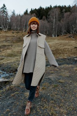 Genç kadın sonbahar hava durumu dağları manzarası için dışarı çıkıyor.