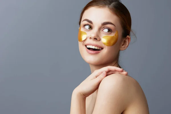 Wanita emas patch di wajah emas daun close-up Lifestyle — Stok Foto