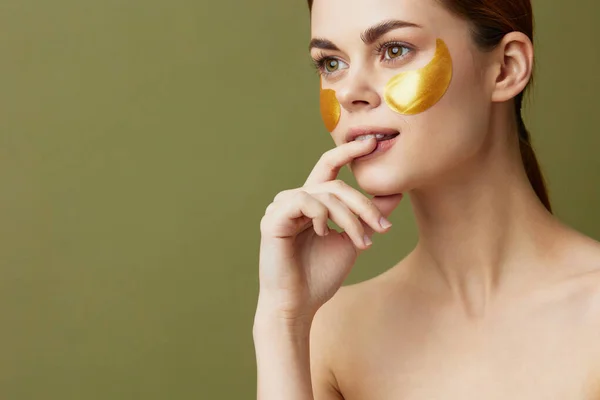 Vrouw huidverzorging gezicht pleisters kale schouders hygiëne geïsoleerde achtergrond — Stockfoto
