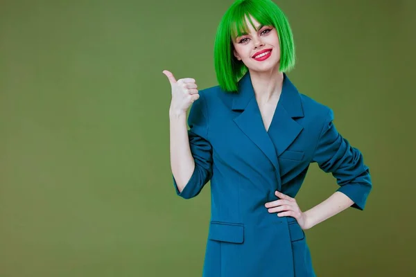 Bellezza Moda donna Glamour verde parrucca rosso labbra blu giacca studio modello inalterato — Foto Stock