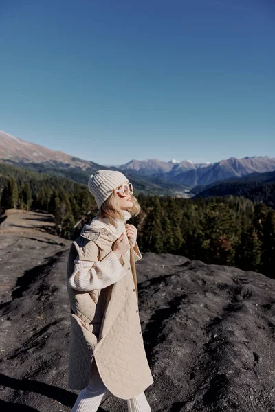 Turystyczne klify góry moda pozowanie natura świeże powietrze relaks — Zdjęcie stockowe
