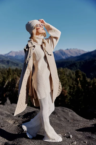 Genç kadın moda gözlükleri dağın tepesinde özgürlük yaşam tarzı