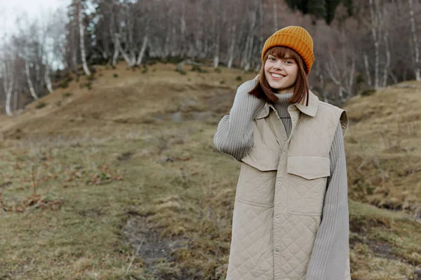 Portrét ženy v podzimním lese procházka svěží vzduch cestování životní styl — Stock fotografie