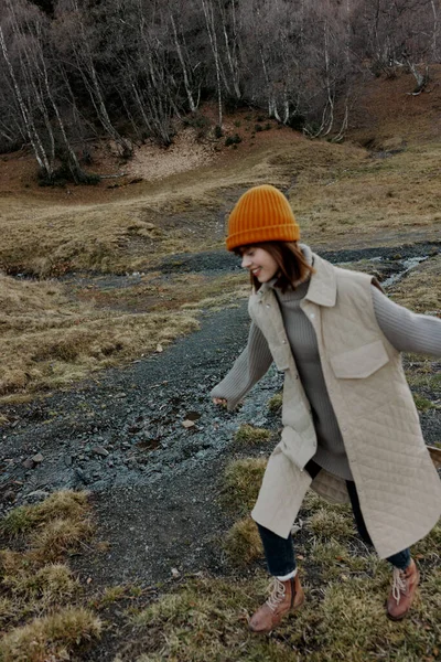 Mladá žena v podzimním lese chůze svěží vzduch cestování krajina — Stock fotografie