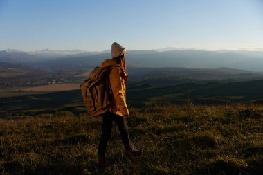 Kadın sırt çantasıyla dağlara gezintiye çıktı.