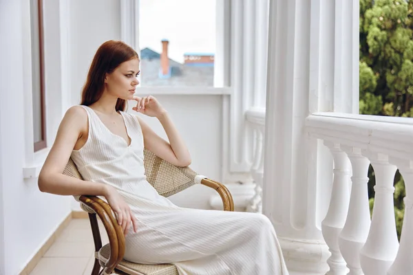 Kobieta siedzi na balkonie wakacje styl życia luksus — Zdjęcie stockowe
