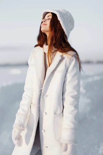 Mooie vrouw rood haar sneeuw veld winter kleding natuur — Stockfoto