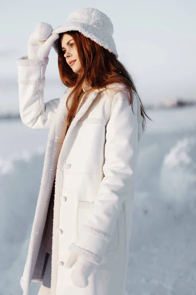Jong vrouw glimlach winter stemming lopen wit jas natuur — Stockfoto