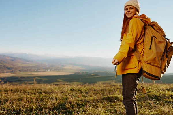 Mujer turista montaña superior naturaleza viaje aventura aire fresco — Foto de Stock