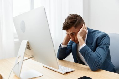 Yakışıklı iş adamı bilgisayar masaüstü işi özgüven yalıtılmış bir arka plan