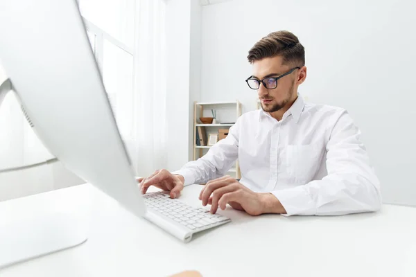 Hommes d'affaires en chemise blanche assis à un ordinateur avec un bureau téléphonique — Photo