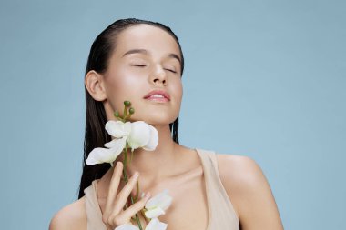 Yüze yakın güzel bir orkide çiçeği. Yakından bak. Yaşam tarzı.