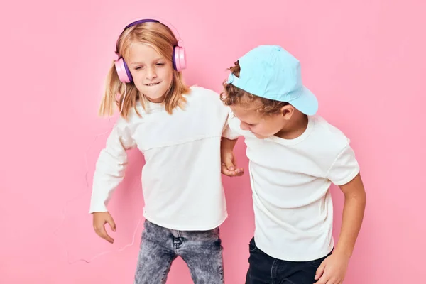Divertidos niños de pie lado a lado posando estudio de moda —  Fotos de Stock