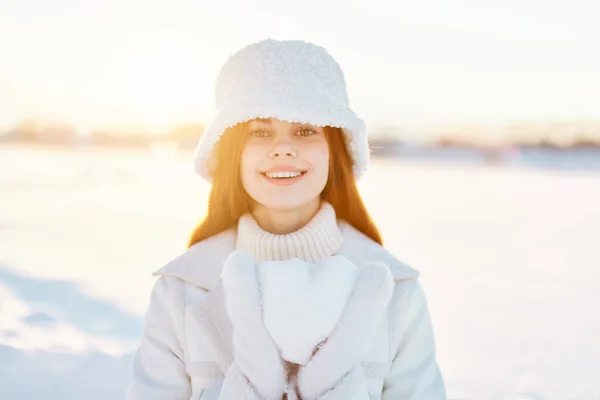 Bella donna vestiti invernali camminare neve neve vacanza fredda neve nelle mani sotto forma di un viaggio cuore — Foto Stock