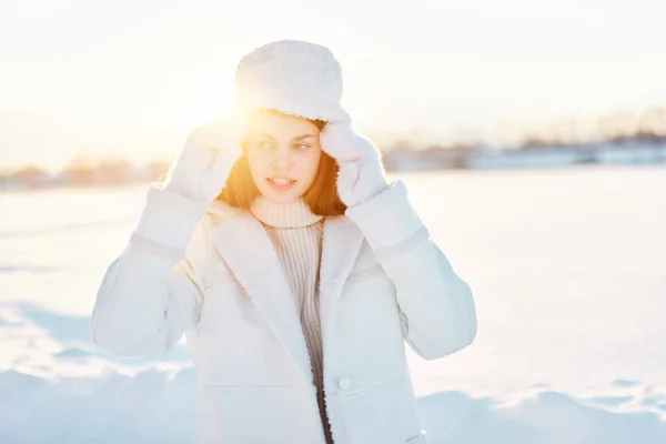 Bonita mujer en un abrigo blanco en un sombrero de invierno paisaje paseo Lifestyle —  Fotos de Stock