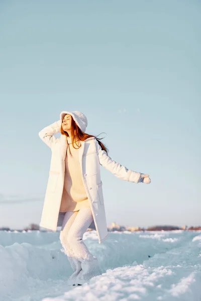 Junge Frau lächelt Winterstimmung Spaziergang weißer Mantel Lifestyle — Stockfoto
